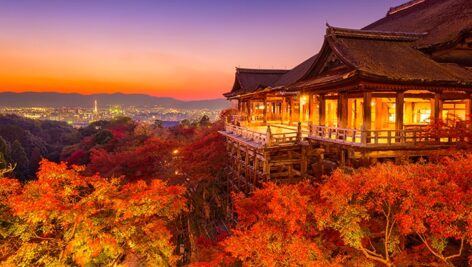 تصویر پس زمینه شهر کیوتو در فصل پاییز