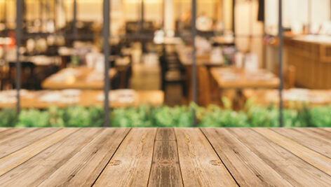 تصویر پس زمینه میز چوبی رستوران