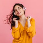 تصویر پس زمینه زن جوان و گوش دادن به موسیقی