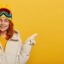 تصویر زن جوان با لباس زمستانی و اشاره کردن
