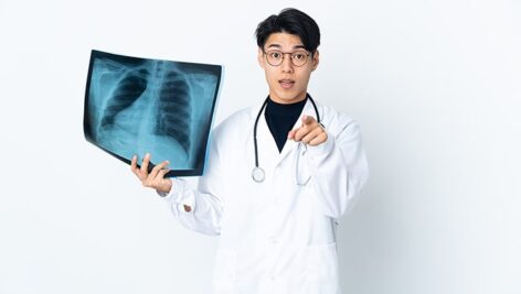 تصویر دکتر جوان چینی و نگه داشتن تصویر رادیوگرافی