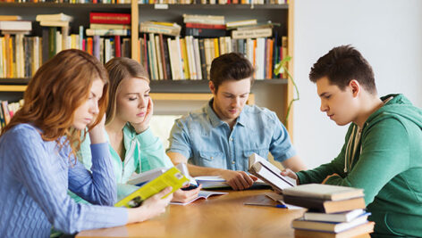 تصویر گروه دانشجویان در حال مطالعه در کتابخانه