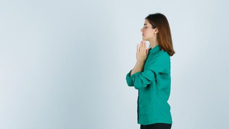 تصویر پس زمینه دختر جوان در حال دعا کردن