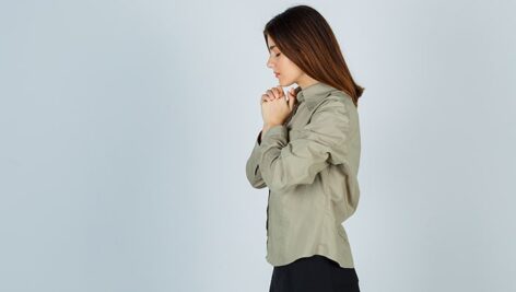 تصویر پس زمینه نیمرخ دختر جوان در حال دعا کردن