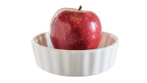 تصویر زمینه سفید سیب قرمز توی کاسه سرامیکی