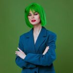 تصویر پس زمینه دختر جوان مدل دست به سینه