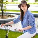 تصویر پس زمینه دختر جوان در حال دوچرخه سواری