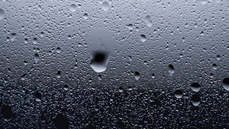 تصویر پس زمینه طرح قطرات باران روی شیشه