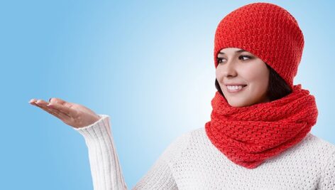 تصویر زن جوان با لباس زمستانی و مفهوم نگه داشتن