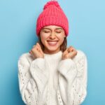 تصویر پس زمینه دختر جوان خوشحال با لباس زمستانی
