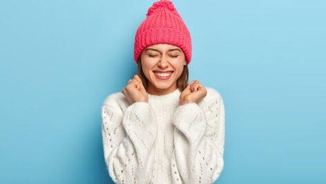 تصویر پس زمینه دختر جوان خوشحال با لباس زمستانی