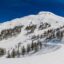 تصویر پس زمینه کوه و پیست اسکی در زمستان