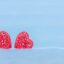 تصویر پس زمینه دو قلب قرمز روی برف و مفهوم ولنتاین