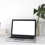 تصویر پس زمینه لپ تاپ روی میز کار