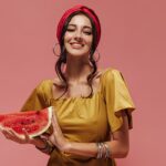 تصویر پس زمینه دختر جوان با هندوانه شب یلدا