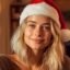 تصویر دختر جوان با کلاه بابانوئل و روز کریسمس