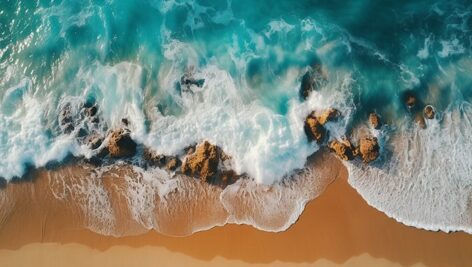 تصویر نمای بالا ساحل دریا و امواج