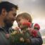 تصویر پدر و کودک با گل و مفهوم روز پدر