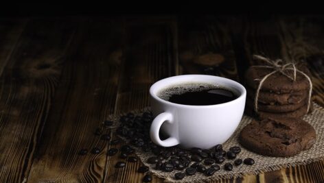 تصویر پس زمینه قهوه آمریکانو و کوکی روی میز چوبی