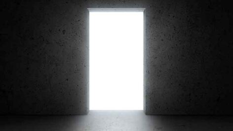 تصویر نور سفید از درب اتاق تاریک