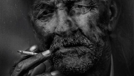 تصویر پرتره پیرمرد در حال سیگار کشیدن