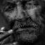 تصویر پرتره پیرمرد در حال سیگار کشیدن