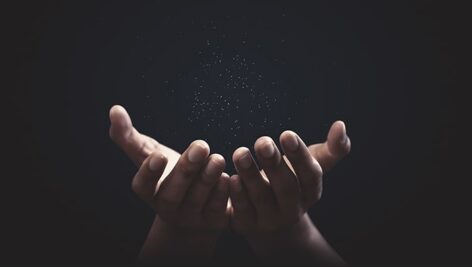 تصویر دست انسان با مفهوم دعا کردن