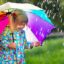 تصویر دختر بچه با چتر زیر باران