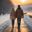 تصویر زن و شوهر جوان در حال پیاده روی در زمستان