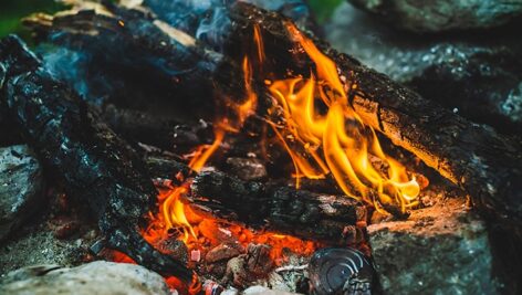 تصویر کلوزآپ چوب و هیزم در حال سوختن در آتش