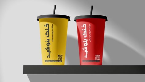 فایل لایه باز موکاپ لیوان نوشیدنی با نی روی میز