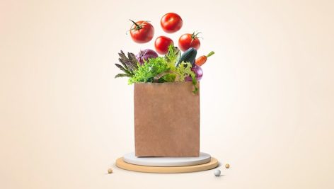 فایل لایه باز میوه ها در پاکت خرید روی سکو
