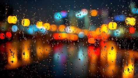 تصویر پس زمینه بلوری نمای شهر در روز بارانی