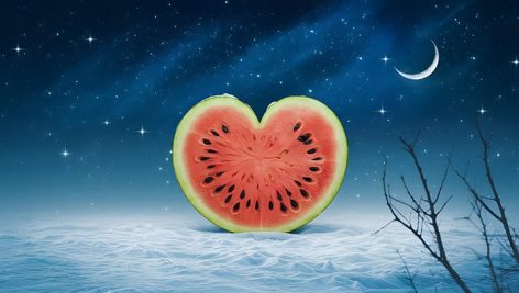 تصویر هندوانه شب یلدا روی برف