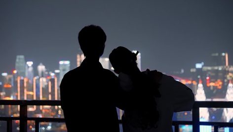 تصویر پس زمینه ضدنور زن و مرد جوان و نمای شهر در شب