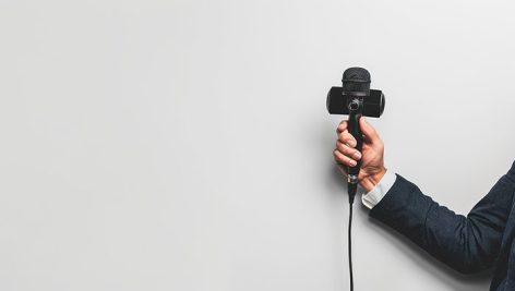 تصویر دست خبرنگار با میکروفون