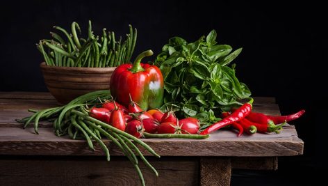 تصویر سبزیجات تازه روی میز