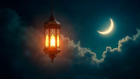 تصویر آسمان شب با تصویر هلال ماه و فانوس ماه رمضان