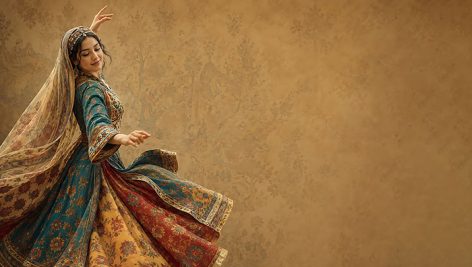تصویر دختر ایرانی در حال رقصیدن با لباس سنتی