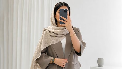 تصویر دختر جوان ایرانی و عکس گرفتن جلوی آینه