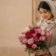 دانلود تصویر دختر ایرانی با لباس سنتی ایرانی و دسته گل | استوک باکیفیت