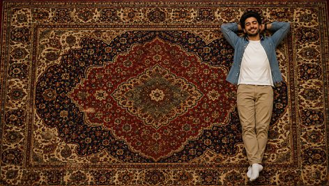 عکس باکیفیت مرد ایرانی خوابیده روی فرش دستباف ایرانی | تصویر تبلیغاتی فرش فروشی 3 دانلود عکس تبلیغاتی مرد روی فرش ایرانی | تصویر باکیفیت مدل و قالی سنتی JPG