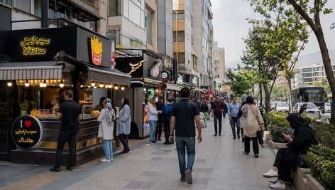 تصویر باکیفیت پیاده رو شهری تهران با دکه های فست فود 6 دانلود عکس استوک خیابان و فست فود های تهران | باکیفیت بالا