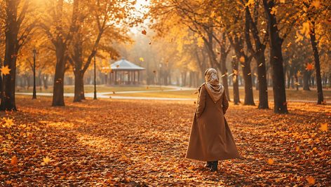 تصویر باکیفیت دختر ایرانی در پارک پاییزی با برگ های زرد | فایل JPG 5 عکس با کیفیت دختر ایرانی در پارک پاییزی و برگ های زرد